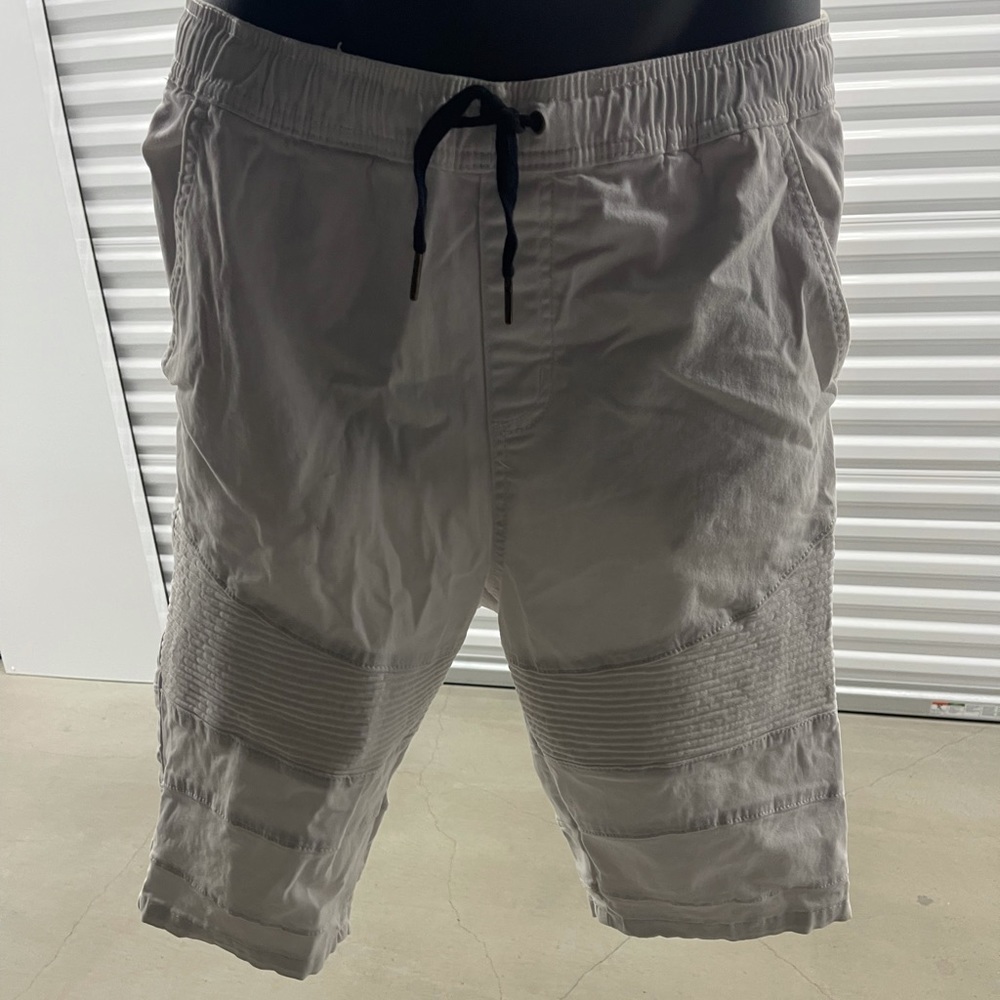 Very stylish beautiful shorts accordion model very comfortable